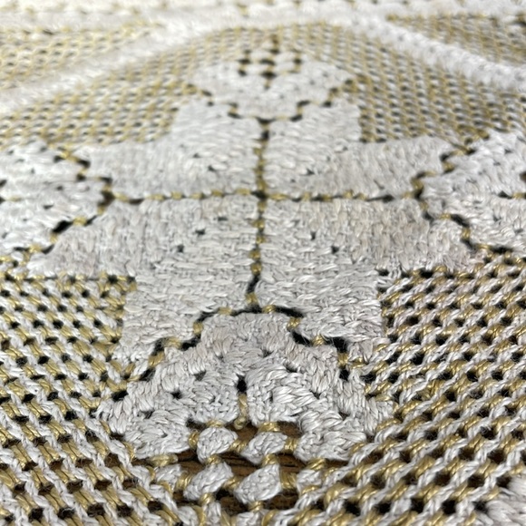 Hardanger doily in cream and gold. Beautiful hand crafted piece vintage - Picture 15 of 17
